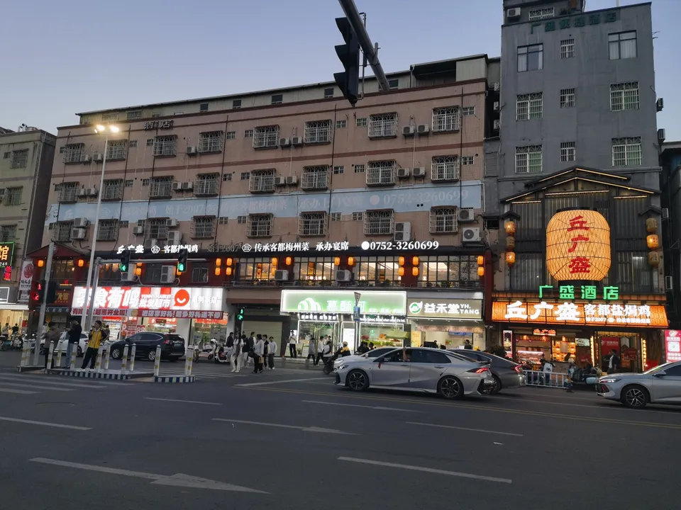 丘广盛路口门店外观