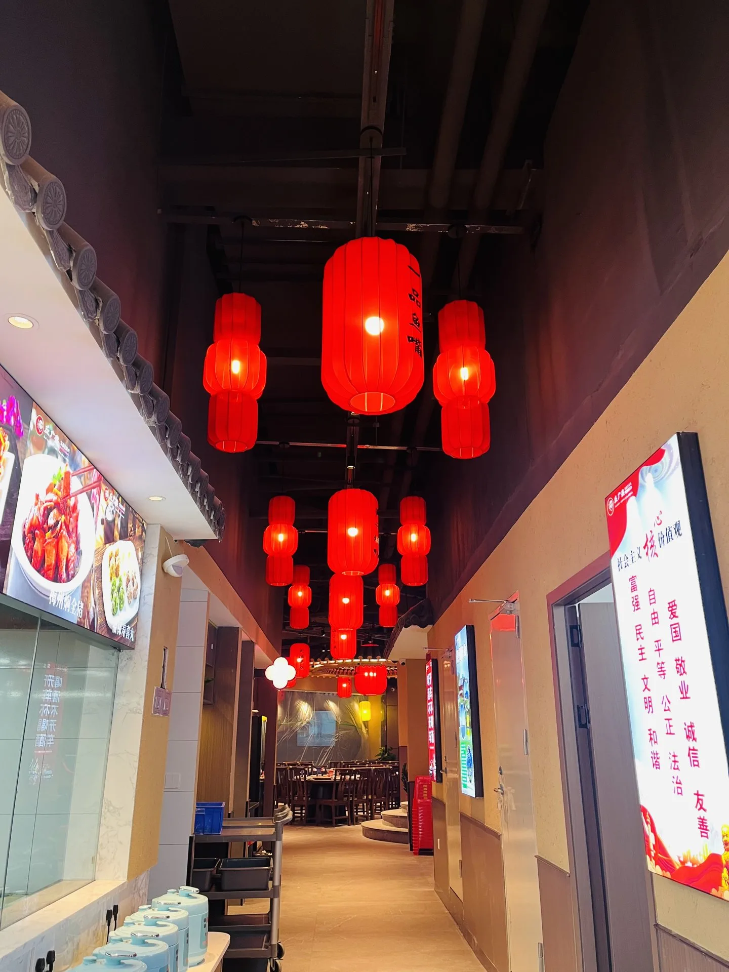 红灯笼过道